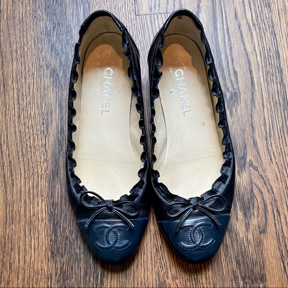 Chanel two tone Ballet Flats black with navy toe